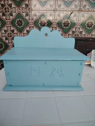 Especiero azul con diseño de puntos, en madera.