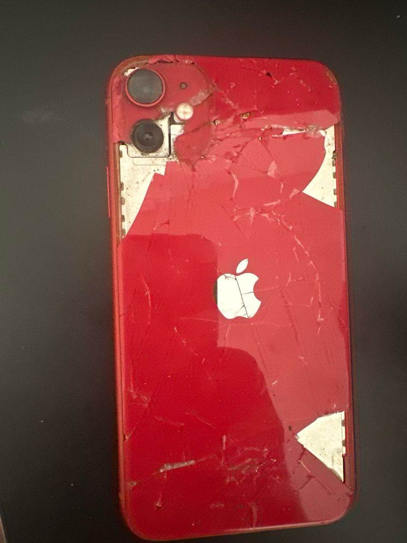 Iphone 11 parte trasera dañada pero funciona afbeelding 2