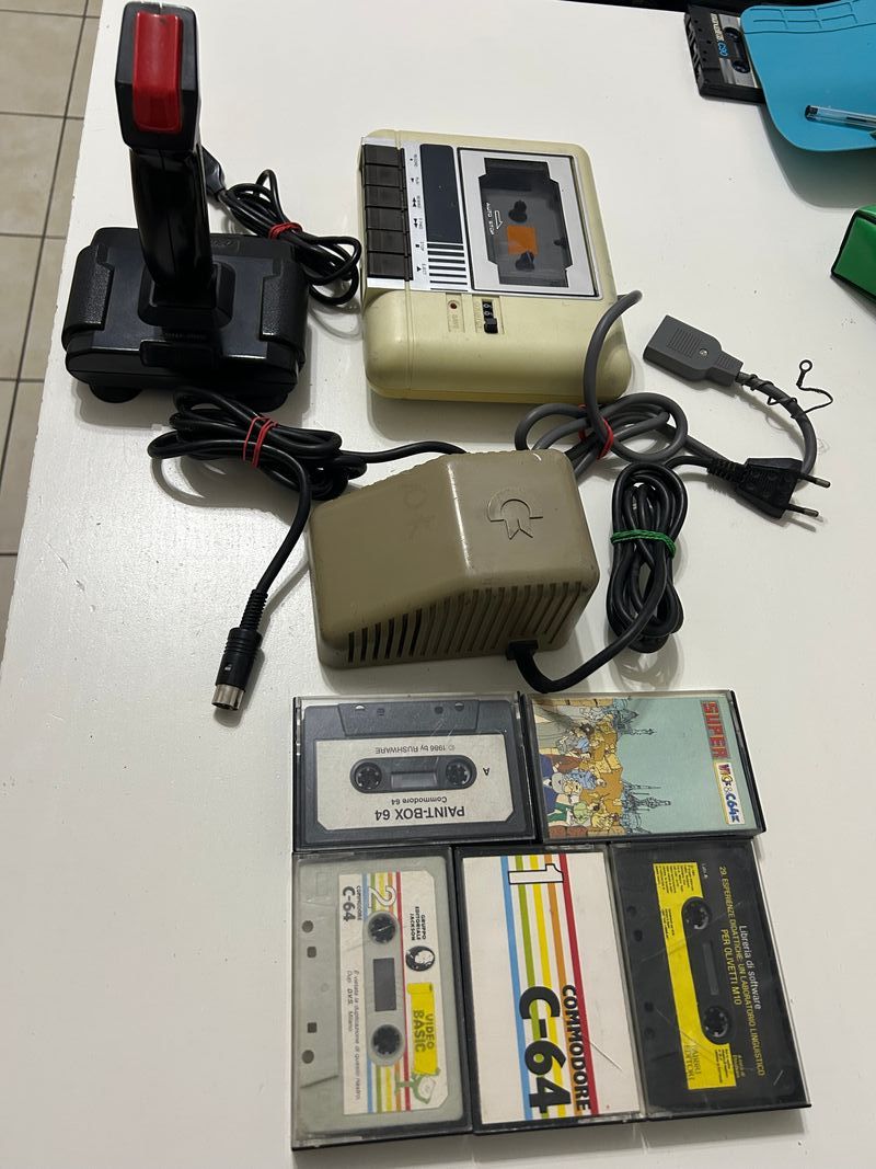 Lote de accesorios Commodore 64 con datacassette y joystick