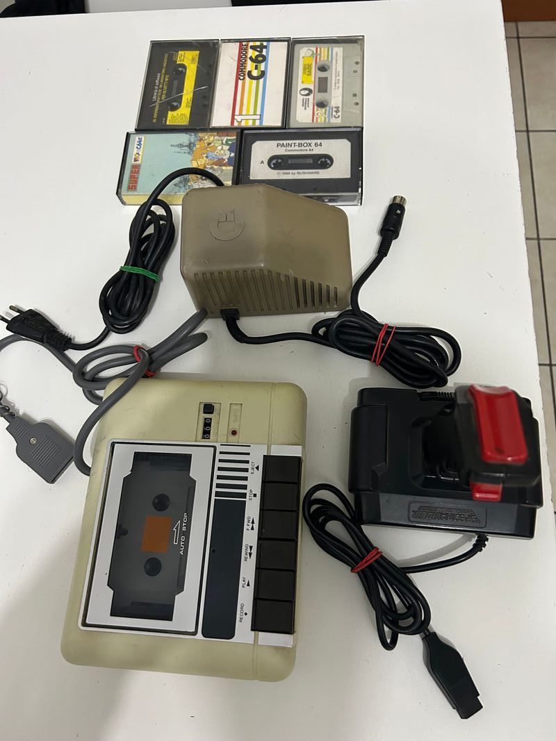 Lote de accesorios Commodore 64 con datacassette y joystick afbeelding 2