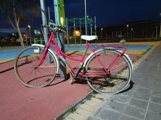 Bicicleta rosa estilo urbano