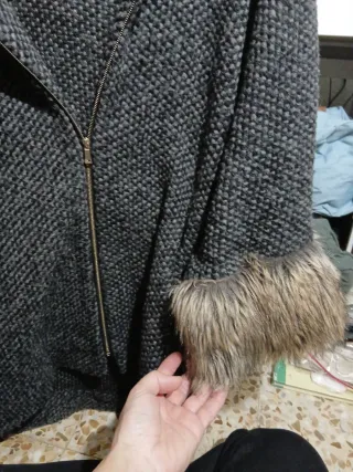 Capa abrigo con capucha y pelo