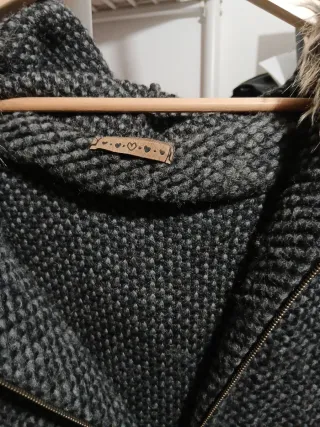 Capa abrigo con capucha y pelo