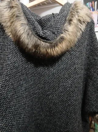 Capa abrigo con capucha y pelo