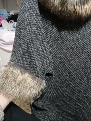 Capa abrigo con capucha y pelo