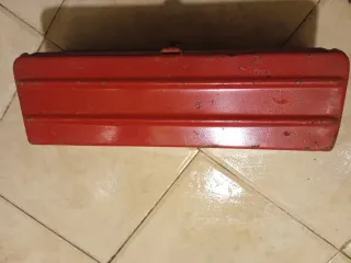 Caja de herramientas roja para tractores
