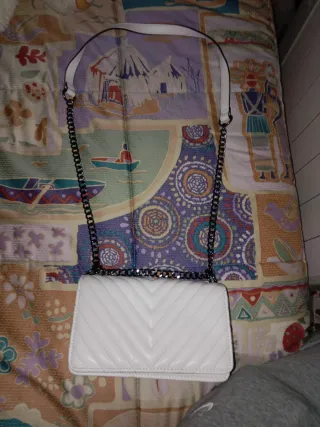 Bolso blanco acolchado con cadena