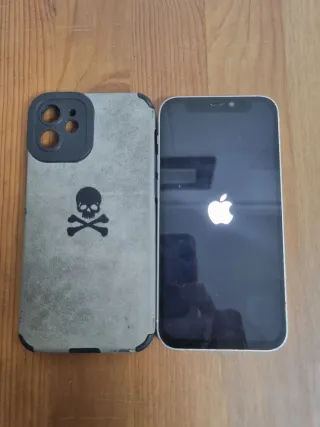iPhone 12 mini con funda calavera