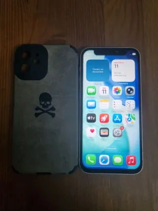 iPhone 12 mini con funda calavera