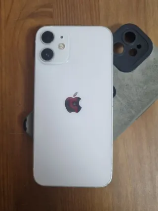 iPhone 12 mini con funda calavera