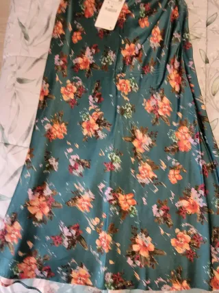 Falda satinada floral Zara Talla S