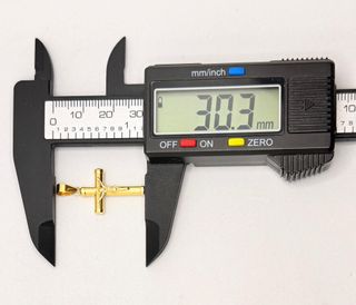 Colgante Cruz de oro de 18k, 0.97 g.