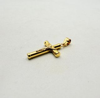 Colgante Cruz de oro de 18k, 0.97 g.