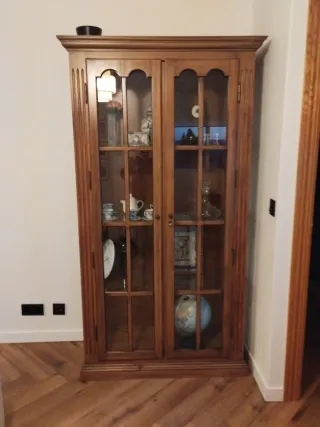 Vitrina de madera y cristal