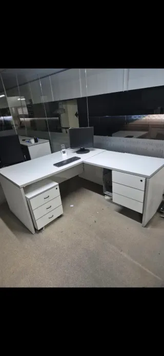 Mesa de oficina en L