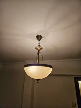 Lámpara de techo colgante dorada y blanca