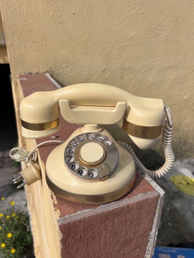 Teléfono vintage con rueda dorada de 18k