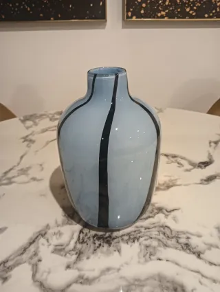 Jarrón de cristal azul con líneas negras