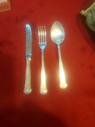 Set de cubiertos de metal plateado