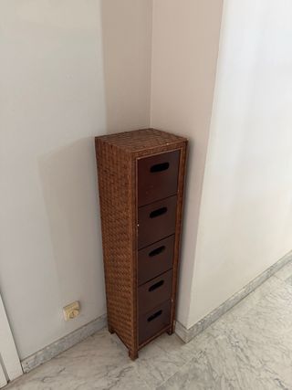 Mueble de mimbre con 5 cajones