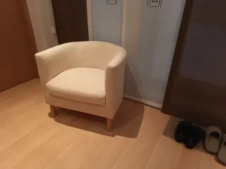 Butaca de tela Ikea color beige.