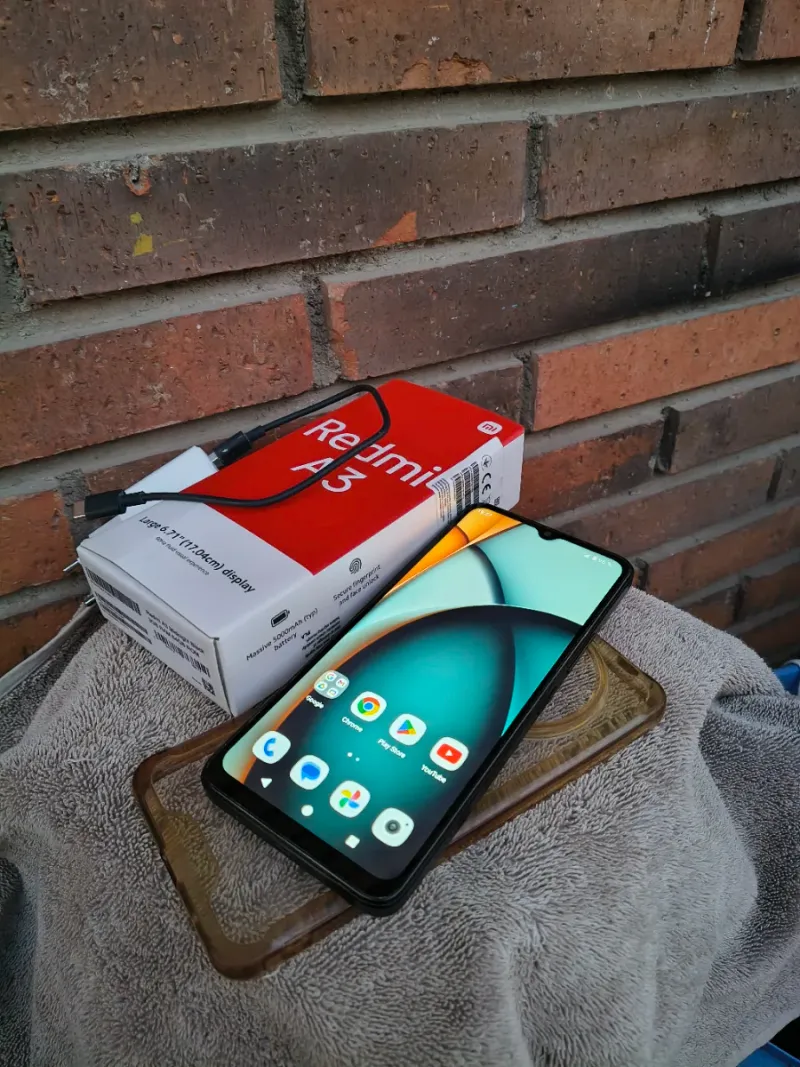 Xiaomi Redmi A3 con cargador y funda afbeelding 2