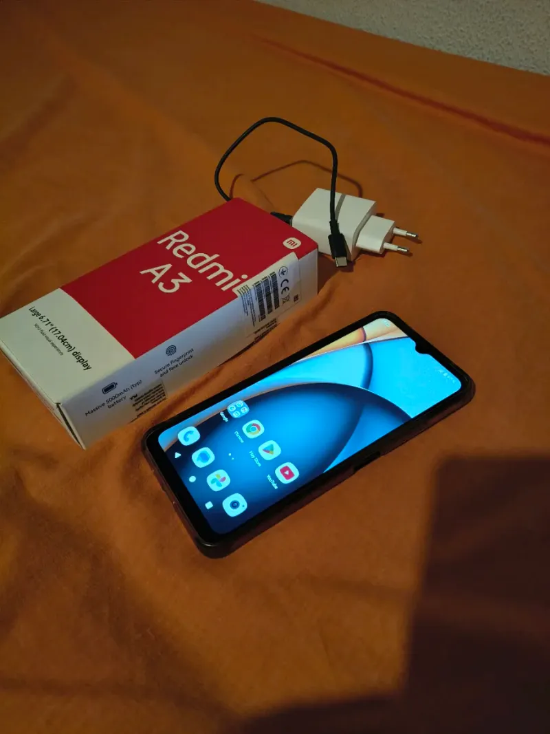 Xiaomi Redmi A3 con cargador y funda afbeelding 4