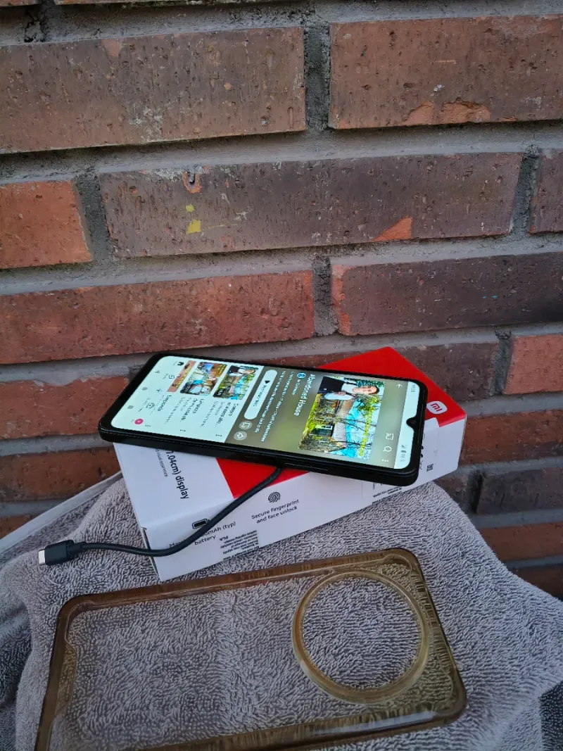 Xiaomi Redmi A3 con cargador y funda afbeelding 6