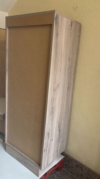 Armario de madera con estantes