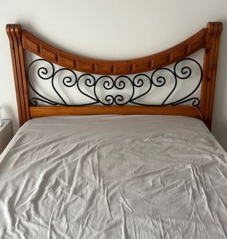 Cama de madera maciza y hierro 135 cm x 190 cm.