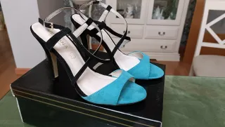 Sandalias tacón fino negras y turquesa