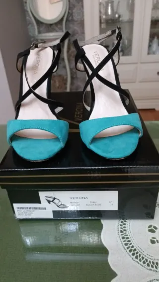 Sandalias tacón fino negras y turquesa