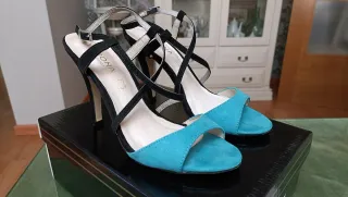 Sandalias tacón fino negras y turquesa