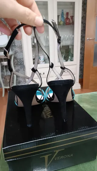 Sandalias tacón fino negras y turquesa