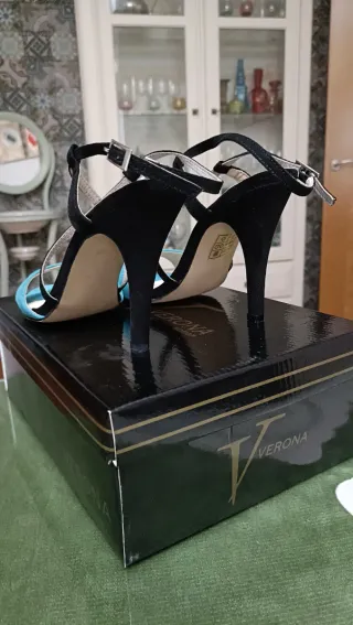 Sandalias tacón fino negras y turquesa