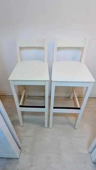 2 TABURETES ALTOS DE MADERA BLANCA NORDVIKEN