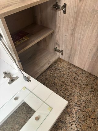 Armario madera y blanco con cristal