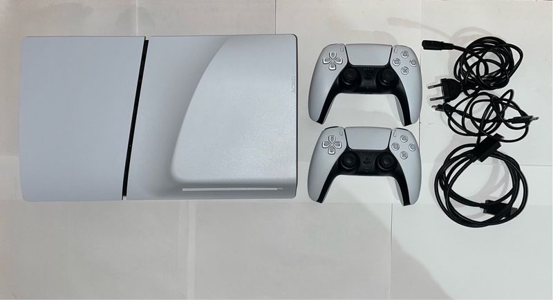 Consola PS5 con 2 mandos y cables
