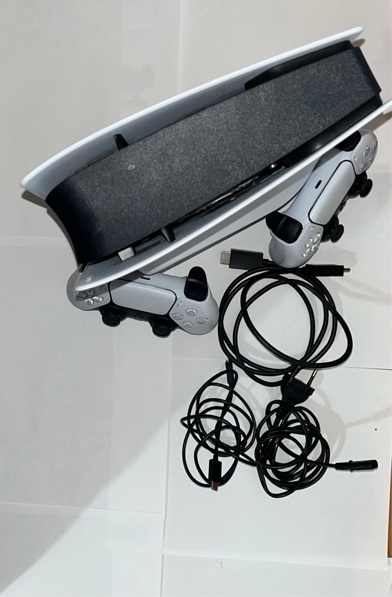 Consola PS5 con 2 mandos y cables afbeelding 2