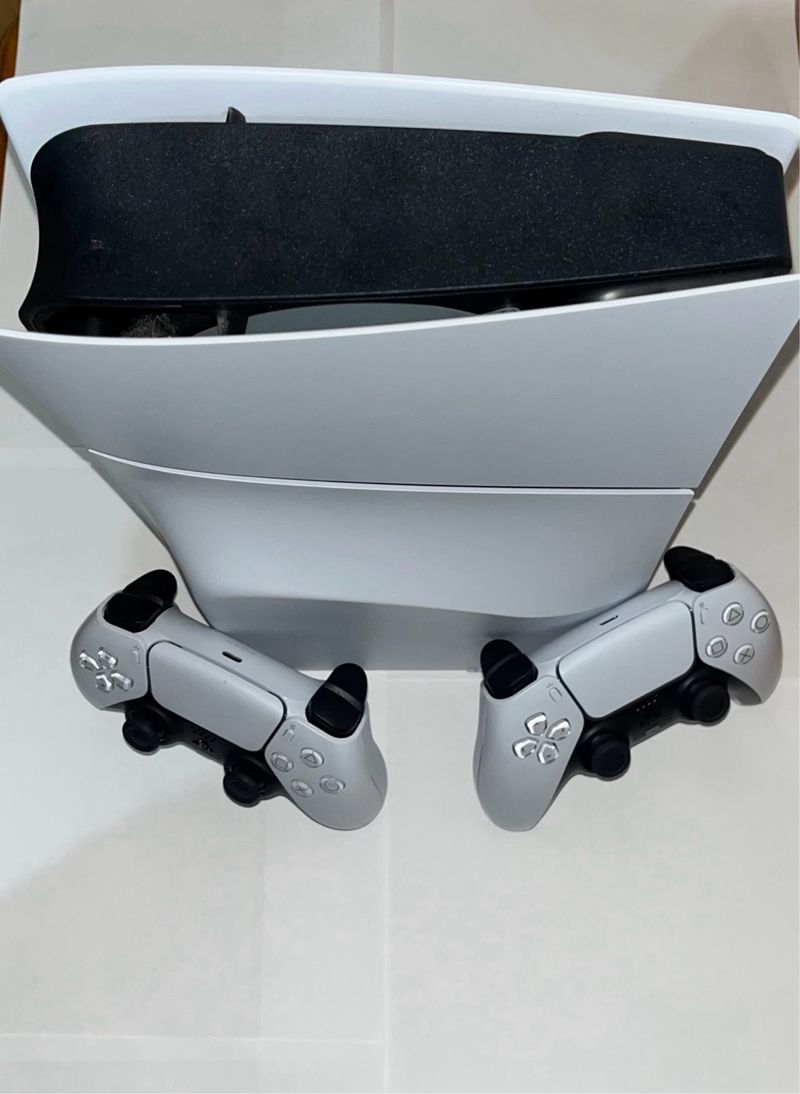 Consola PS5 con 2 mandos y cables afbeelding 3