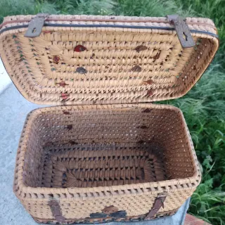 Cesto mimbre antiguo con cuero