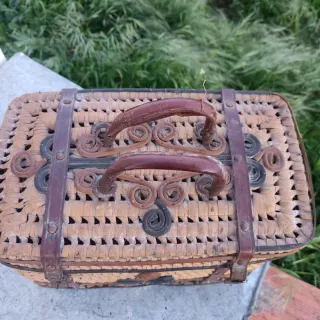 Cesto mimbre antiguo con cuero