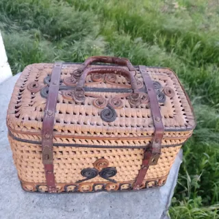 Cesto mimbre antiguo con cuero