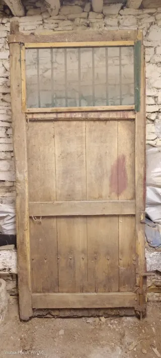 Puerta antigua de madera con ventana