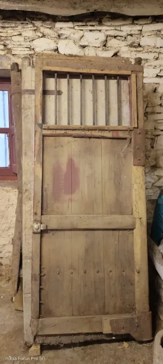 Puerta antigua de madera con ventana