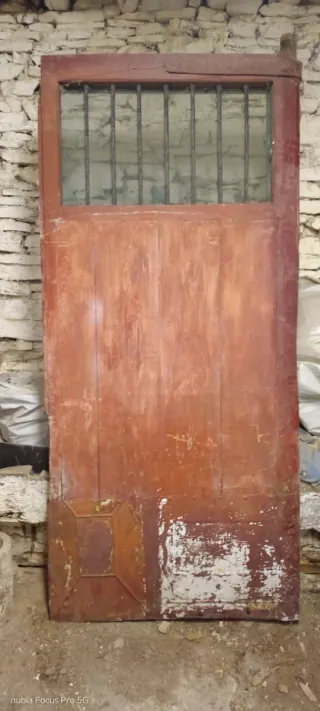 Puerta antigua de madera con ventana
