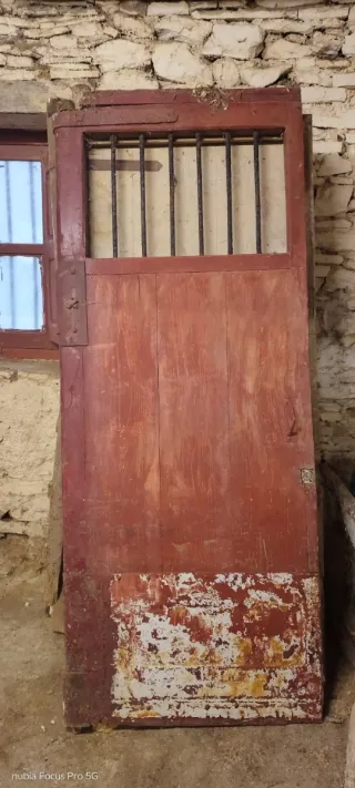 Puerta antigua de madera con ventana