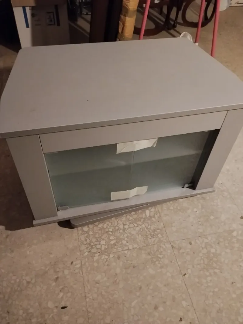 Mesa TV gris con puerta de cristal
