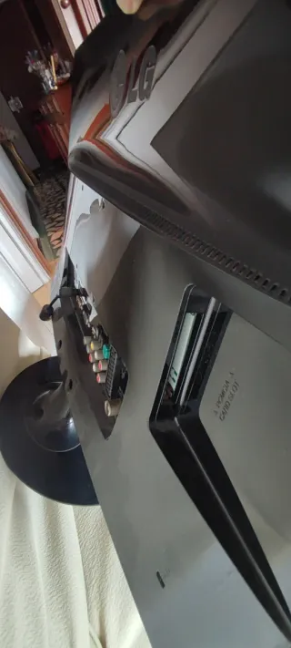 LG Flatron 22” Monitor / TV Full HD