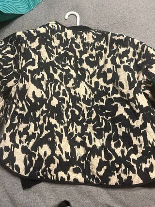 Chaqueta bomber estampada beige y negra